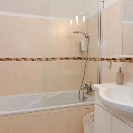 Maison Avec Grand Jardin, Nyaraló